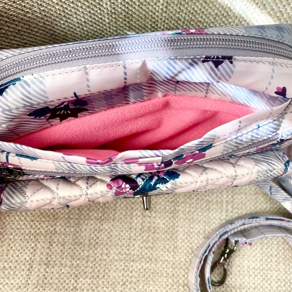 SOLD:🎀 Lug Switch Crossbody Bag Floral 🎀 - Picture 4 of 8